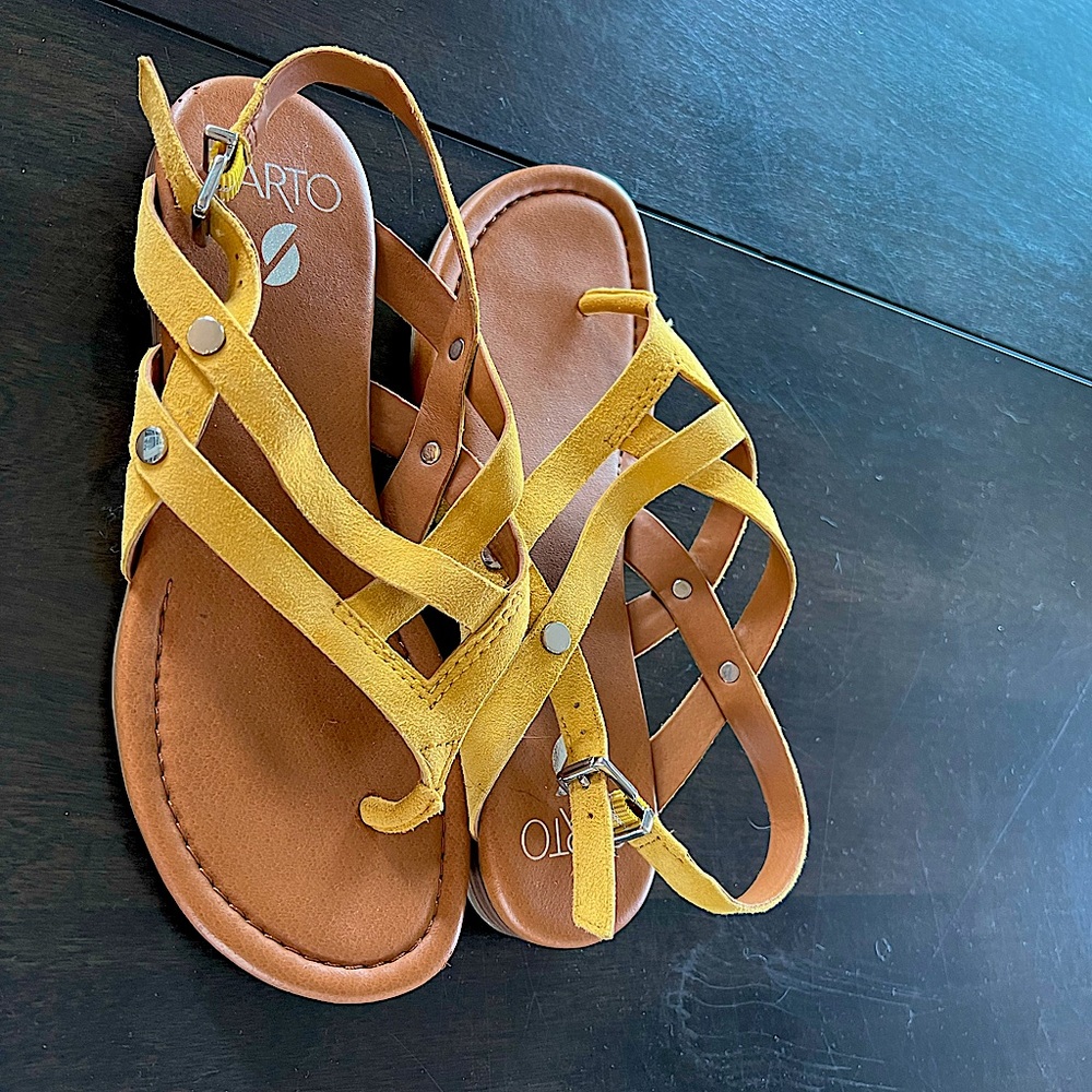Super fun FRANCO SARTO cute yellow sandals, PERFECT for summer.